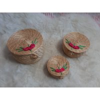 Vintage Handcraft Sweatgrass Nesting Trinket Box Lot Von 3 von VintageRomanticCo
