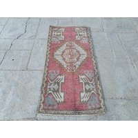 Waschtisch, Kleiner Teppich, Ethno Design 1'4'' Fuß X 3'1'' von VintageRugsARISOY