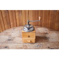 Retro Kaffeemühle Holz Kaffeemühle 1950Er Jahre Küchen Dekor von VintageShopEU