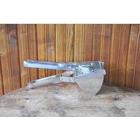 Vintage Fackelmann Obstpresse Silbernes Metall Küchendekor von VintageShopEU