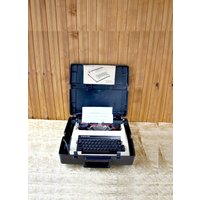 Vintage Schreibmaschine Silver Reed Electric 2200 von VintageShopEU