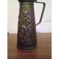 Elpec Blechwarenkrug Made in England House Of Goebel Men in A Pub Geprägte Repousse Motive Designs von VintageShopandNew