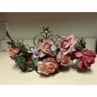 Candlelabra Herzstück Floral Verzierte Rolle Entworfen Faux Messing Dreifach-Kerzenhalter von VintageShopandNew