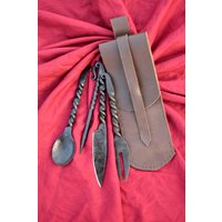 Mittelalterliches Handgeschmiedetes Besteck-Set Mit Ledertasche von VintageSteelCraft