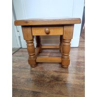 Kleiner Beistelltisch Vintage Hocker Eiche von VintageStorebySteph