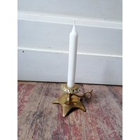 Schöner Schwerer Hand-Kerzenständer Messing Schöner Schwerer Hand-Kerzenständer Messing von VintageStorebySteph