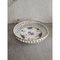 Antiker Porzellankorb Von Schierholz | Handgemalte Und Vergoldete Blumen Aus Dem 20. Jahrhundert Seltener Durchbrochener Tafelaufsatz 27cm von VintageStoryDesign