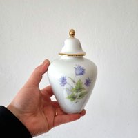 Kpm Krister Porzellan-Deckelvase - Handgemaltes Blumenmuster Mit Goldenen Akzentenosterfunde von VintageStoryDesign