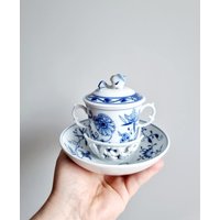 Meissen Blaue Zwiebel-Trembleuse-Tasse Und Untertasse Mit Deckel - 1970Er Jahre, Retikuliert, 1. Qualität von VintageStoryDesign