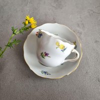 Meissen Mokkatasse Mit Untertasse | Handgemalte Blumen, Goldrand, 1970Er von VintageStoryDesign