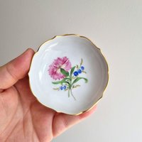 Meissen Porzellan Kleiner Teller 8 cm - Handbemalte Blumen, Goldrand, Vintage Deutsches Sammlerstück von VintageStoryDesign
