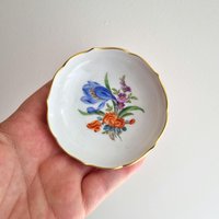Meissen Porzellan Kleiner Teller 8 cm - Handbemalte Blumen, Goldrand, Vintage Deutsches Sammlerstück von VintageStoryDesign