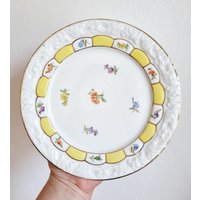 Meissen X-Form Teller | Blumenporzellan Aus Den 1930Er Jahren Gelb & Geprägter Rand Deutsches Sammlerstück 19, 5 cm Zweite Wahl von VintageStoryDesign