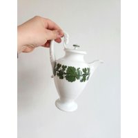 Meissener Porzellan-Kaffeekanne Mit Schwanengriff | Grünes Weinblattmotiv Handbemaltes Deutsches Geschirr von VintageStoryDesign