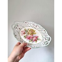 Schumann Antike Porzellanschale Mit Retikuliertem Design & Rosendekor, 30 cm, Handbemalte Blumen, Vintage Deutsche Dekoschale von VintageStoryDesign