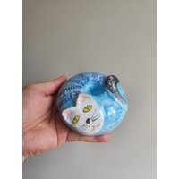 Vintage 90Er Pier 1 Blau-Weißer Kerzenhalter Mit Katze | Hergestellt in Italien Schlafende Aus Keramik Skurrile Dekoration 11 cm Sammlergeschenk von VintageStoryDesign