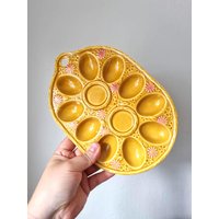 Vintage Eierteller Aus Keramik - 1960Er Mid Century Servierplatte, Retro Gelb Rosa Blumen, Teufelseierplatte von VintageStoryDesign