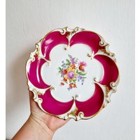 Vintage Ilmenau Porzellan Dessertteller - Blumenmuster Mit Burgunder- Und Goldakzenten von VintageStoryDesign