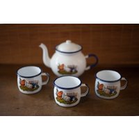 Teekanne Und Emaillierter Becher von VintageStudioParis