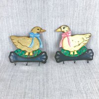 Vintage Tin Kitchen Wall Art - "Pair Of Ducks" Hand-Painted Metal Sheets With Pendants 1970S Set 2 Retro Country Decor Vintage Tin Kitchen Wall Art - "Pair Of Ducks" Hand-Painted Metal Sheets With Pendants 1970S Set 2 Retro Country Decor von VintageStyleShopDE