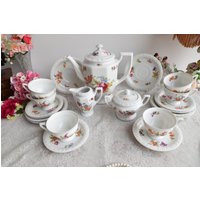 Vintage Rosenthal Tee-Set, Geprägtes Weißes Porzellan Mit Bunten Blumensträußen, Full-Service Für 6 Vintage Rosenthal Tee-Set, Geprägtes Weißes Porzellan Mit Bunten Blumensträußen, Full-Service Für 6 von VintageTeaTimeByNiw