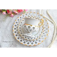 Weiß Und Gold Bisant Porzellan Tee Trio, Retikulierte Vintage Tasse Untertasse Teller Weiß Und Gold Bisant Porzellan Tee Trio, Retikulierte Vintage Tasse Untertasse Teller von VintageTeaTimeByNiw