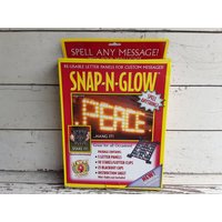Snap-N-Glow Wiederverwendbarer Letter Panels/Custom Messages Rechtschreibgerecht von VintageTennHouse