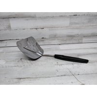 Vintage Foley Breiter Gebogener Geschlitzter Pfannenwender Edelstahl Utensil Schwarzer Kunststoffgriff von VintageTennHouse