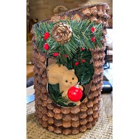 Liebling Vintage Handarbeit Folk Art Log Mit Eichhörnchen Und Weihnachtskugel Ornament von VintageTinkerInk