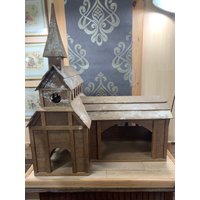 Sehr Große Handgefertigte Weihnachtskrippe Aus Holz - Original Krippe in Form Einer Kirche 70Er Jahre Sehr Große Handgefertigte Weihnachtskrippe Aus Holz - Original Krippe in Form Einer Kirche 70Er Jahre von VintageToysDollsShop