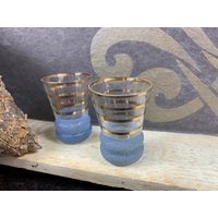 Zwei Markante Retro-Shot-Gläser - Vodka Shot Mit Goldenen Linien Und Einem Speziellen Blauen von VintageToysDollsShop
