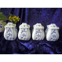 4 Kleine Porzellan Vorratsdosen Für Gewürze Curry, Pfeffer, Thymian, Zimt; Vorrats Dose, Strohblume Blau Weiß, 1980Er Jahre - Vintage 4 Kleine Porzellan Vorratsdosen Für Gewürze Curry, Pfeffer, Thymian, Zimt; Vorrats Dose, Strohblume Blau Weiß, 1980Er Jahre - Vintage von VintageTroedlerei
