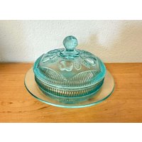 Bonboniere Pressglas Türkis Grün, Deckeldose Butterdose Glas Rund Obstmotive Bonboniere Pressglas Türkis Grün, Deckeldose Butterdose Glas Rund Obstmotive von VintageVonPetra