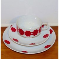70Er Jahre Vintage Porzellan Geschirr Tee Gedeck + Kuchenteller Seventies Dekor Rote Blume Eschenbach Teetasse Unterteller Teller Set von VintageAhoi