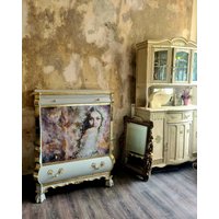 Einzigartige Und Sehr Große Kommode Im Shabby Chic Stil Mit Wunderschöner Frau von VintageWingsMoebel