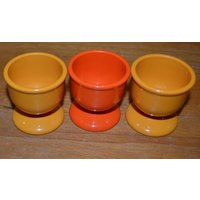 3x Vintage Eierbecher 70Er Jahre Egg Cups Kunststoff Gelb/Orange Retro Mid Century Shabby Chic Landhausstil Fifties 3x Vintage Eierbecher 70Er Jahre Egg Cups Kunststoff Gelb/Orange Retro Mid Century Shabby Chic Landhausstil Fifties von VintageandGlory