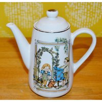 Schöne Kleine Vintage Kinder Kaffeekanne 70Er Jahre Sevenzies Mid Century Shabby Chic Landhausstil Retro von VintageandGlory