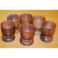 Schöne Vintage Teakholz Eierbecher Braun Aus Den 60Er Jahren Retro Mid Century Shabby Chic Landhausstil Teak Wood Egg Cups von VintageandGlory