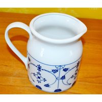 Schöner Vintage Kanne Weiß/Blau Strohblume 70Er Jahre Seventies Retro Mid Century Shabby Chic Landhausstil von VintageandGlory