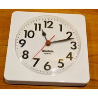 Sehr Schöne Vintage Wanduhr Von Westfalia Wallclock Weiß 70Er Jahre Retro Design Mid Century Wgk Landhausstil Shabby Chic von VintageandGlory