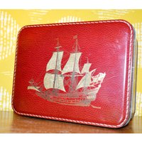 Vintage Blech Dose Rot Segelschiff Retro Space Age Design Mid Century Shabby Chic Landhausstil Vintage Blech Dose Rot Segelschiff Retro Space Age Design Mid Century Shabby Chic Landhausstil von VintageandGlory