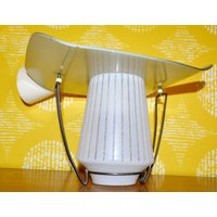 Vintage Deckenleuchte Grün /Beige Metall Gestell , Und Glaskuppel 50Er Jahre Rockabilly Fifties Retro Mid Century Vintage Deckenleuchte Grün /Beige Metall Gestell , Und Glaskuppel 50Er Jahre Rockabilly Fifties Retro Mid Century von VintageandGlory