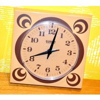 Vintage Kunststoff Wanduhr Von Blessing Beige/Braun Aus Den 70Er Jahre Retro Seventies Space Age Mid Century Wgk Wgp Vintage Kunststoff Wanduhr Von Blessing Beige/Braun Aus Den 70Er Jahre Retro Seventies Space Age Mid Century Wgk Wgp von VintageandGlory