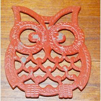 Vintage Metall Untersetzer Eule Rot Deko 70Er Jahre Mid Century Retro Space Age Shabby Chic Landhausstil Vintage Metall Untersetzer Eule Rot Deko 70Er Jahre Mid Century Retro Space Age Shabby Chic Landhausstil von VintageandGlory