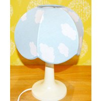 Vintage Tisch Lampe 70Er Jahre Weiß/Hellblau Wolken Seventies Retro Mid Century Lamp Vintage Tisch Lampe 70Er Jahre Weiß/Hellblau Wolken Seventies Retro Mid Century Lamp von VintageandGlory