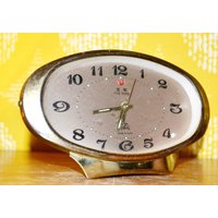 Vintage Tisch Uhr Metall Goldfarben Retro Design Mid Century Rockabilly Shabby Chic Clock von VintageandGlory