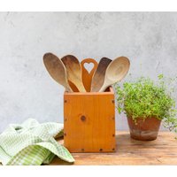 Aufbewahrungsbox Für Kerzen. Kiste Aus Kiefernholz. Holzlöffel Halter. Regal. Vintage Dekor Um 1950. 1960Er Jahre Aufbewahrungsbox Für Kerzen. Kiste Aus Kiefernholz. Holzlöffel Halter. Regal. Vintage Dekor Um 1950. 1960Er Jahre von VintageboxGB