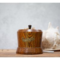 Holz Zigarettenhalter. Holz. Warm Ton Barrel. Tee. Metalleinsatz. Messing Buchstaben. Deckel. Antiker Vintage C1920Er-1930Er Jahre von VintageboxGB