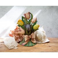 Hübscher Geblümter Türstopper. Tür Hinten. Alter Rosa Lila Gelbes Metall. Bemalte Tulpen. Gusseisen. Schwer. Vintage Dekor Mid Century 1950Er Jahre von VintageboxGB