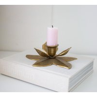 Kleiner Stechpalmen Kerzenhalter Messing, Lotus Florales Gold Kerzendekor, Kerzendekor Festliches Messingdekor Kleiner Stechpalmen Kerzenhalter Messing, Lotus Florales Gold Kerzendekor, Kerzendekor Festliches Messingdekor von VintagebyTigerlilly